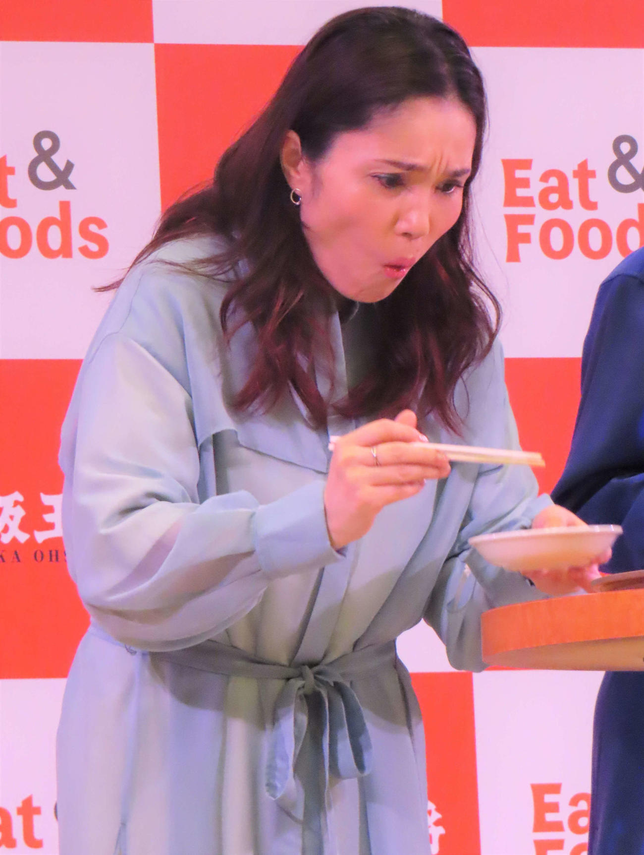 大阪王将の餃子を試食する平野ノラ