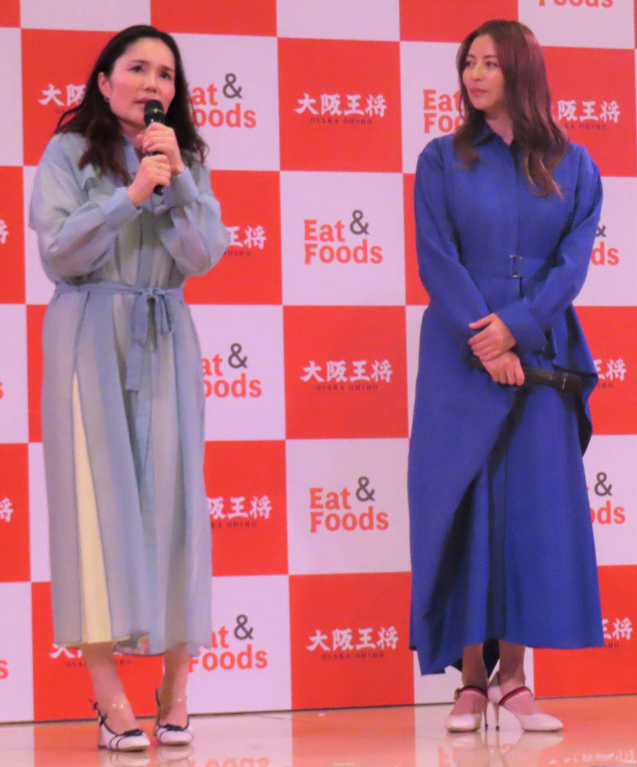 大阪王将新CM発表会に出席した香里奈（右）と平野ノラ