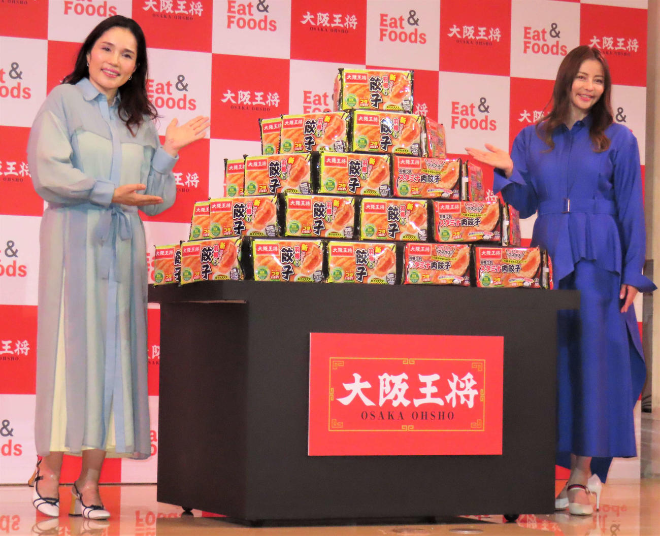 大阪王将新CM発表会に出席した香里奈（右）と平野ノラ