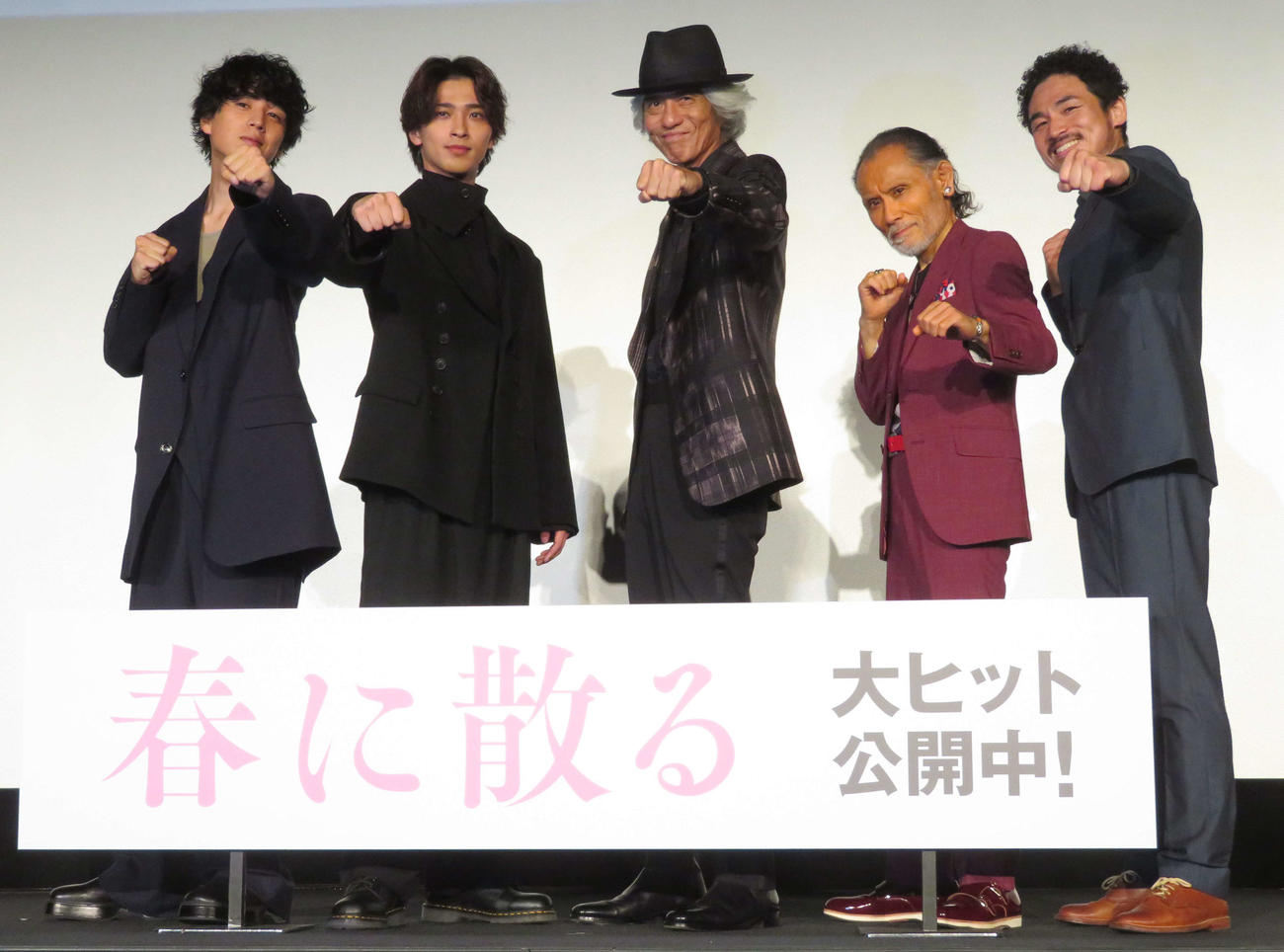 映画「春に散る」公開後舞台あいさつに登壇した、左から坂東龍汰、横浜流星、佐藤浩市、片岡鶴太郎、松浦慎一郎（撮影・村上幸将）