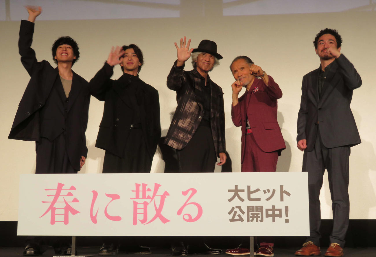 映画「春に散る」公開後舞台あいさつに登壇した、左から坂東龍汰、横浜流星、佐藤浩市、片岡鶴太郎、松浦慎一郎（撮影・村上幸将）