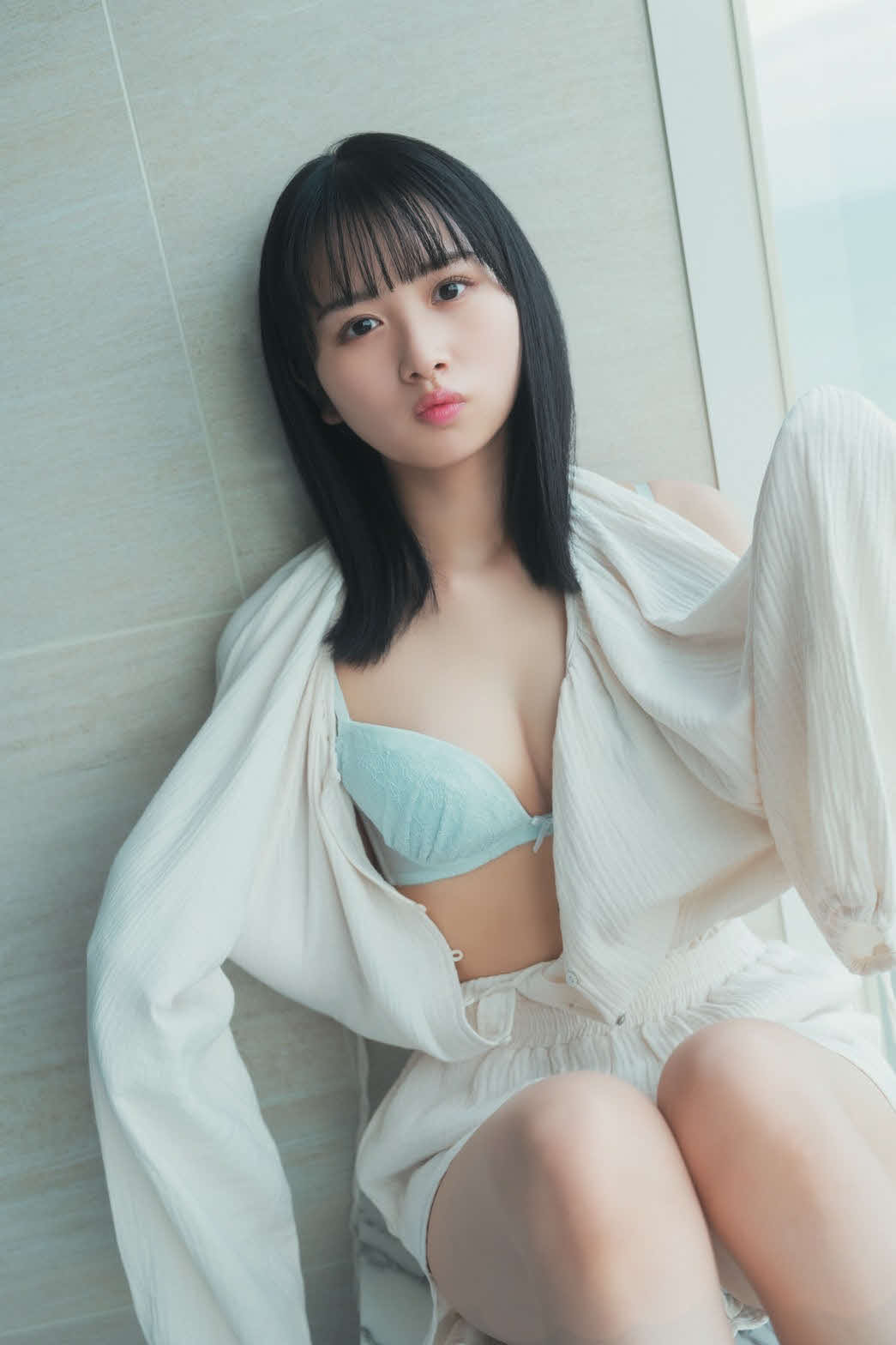 日向坂46上村ひなのがファースト写真集「そのままで」で披露するランジェリー姿の先行カット