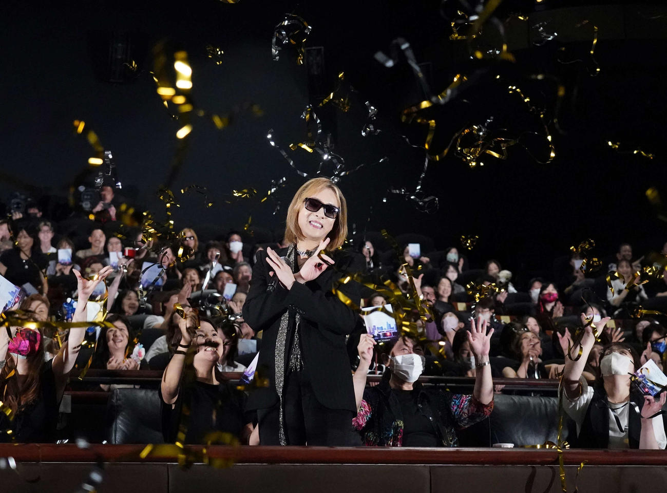 映画「YOSHIKI：UNDER THE SKY」ジャパンプレミアの舞台あいさつを終えたYOSHIKIは詰め掛けた観客と記念撮影に臨む（撮影・小沢裕）