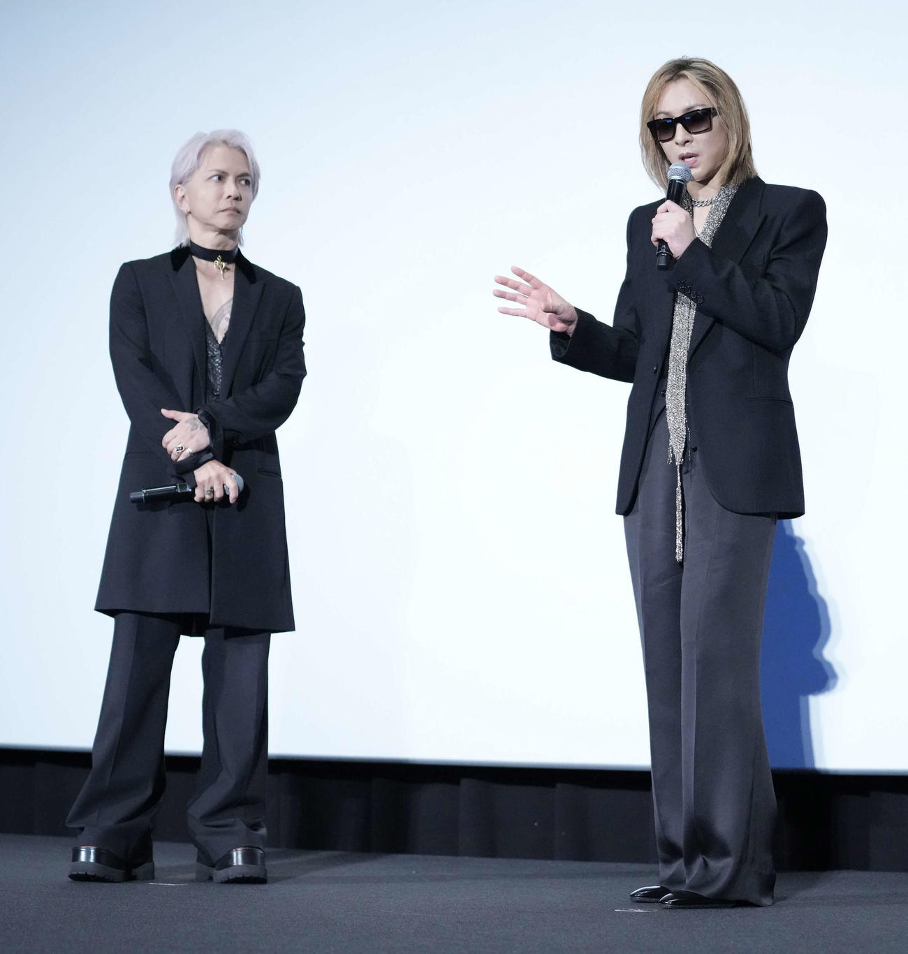 映画「YOSHIKI：UNDER THE SKY」ジャパンプレミアの舞台あいさつに臨むHYDE（左）とYOSHIKI（撮影・小沢裕）