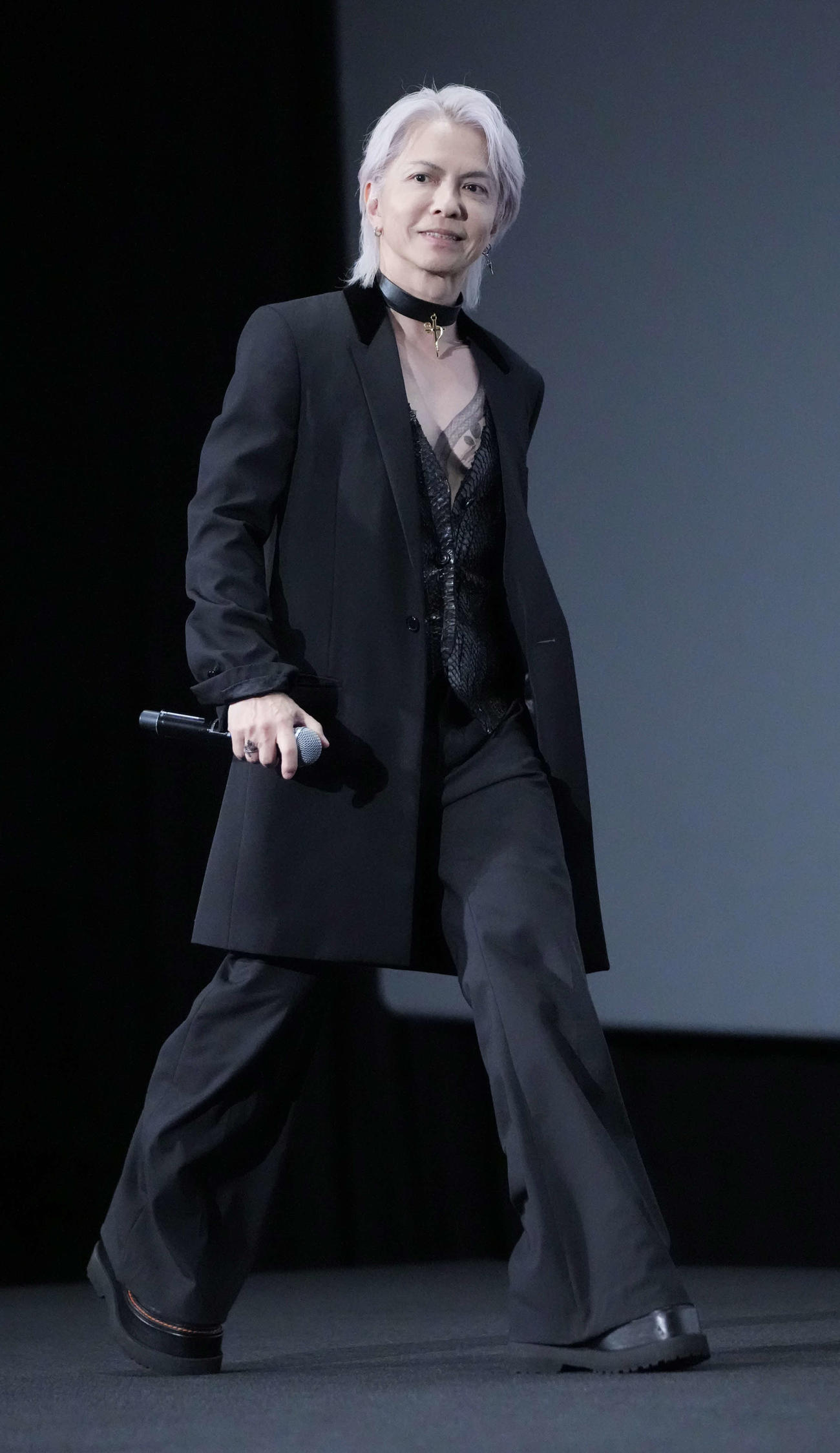 映画「YOSHIKI：UNDER THE SKY」ジャパンプレミアの舞台あいさつに臨むHYDE（撮影・小沢裕）