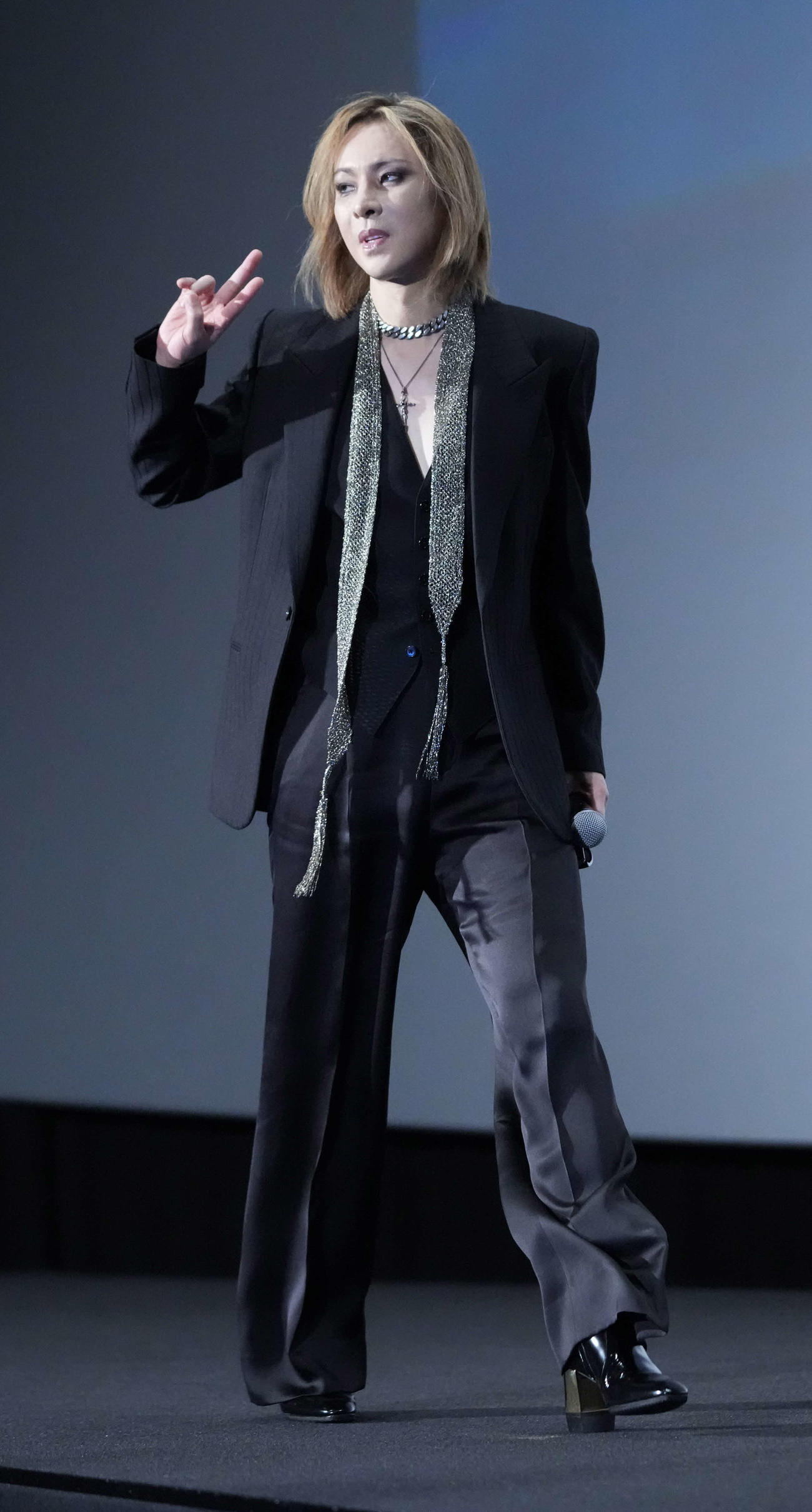 映画「YOSHIKI：UNDER THE SKY」ジャパンプレミアの舞台あいさつに臨むYOSHIKI（撮影・小沢裕）