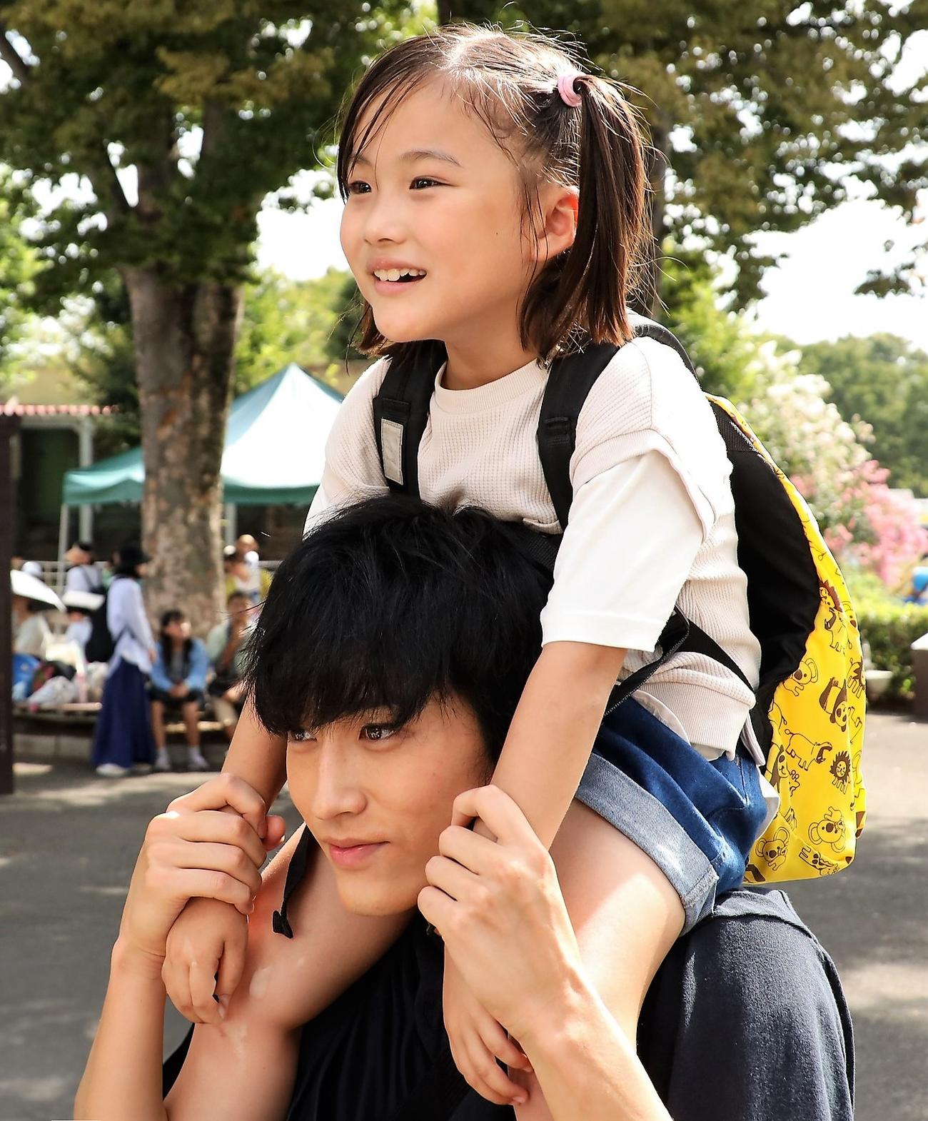 「ばらかもん」に出演する杉野遥亮と宮崎莉里沙（C）フジテレビ