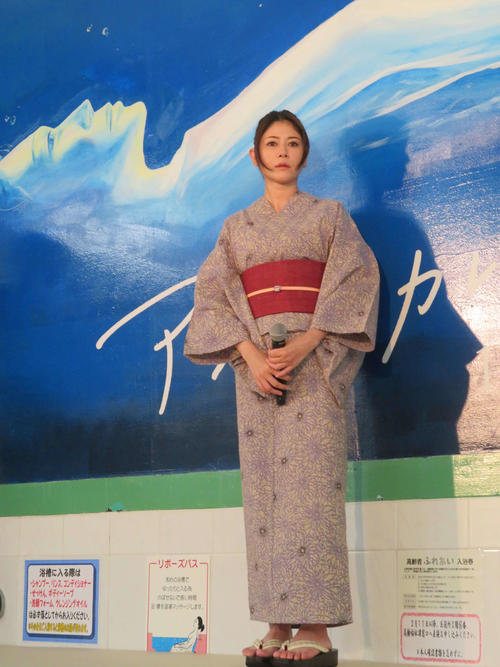 映画「アンダーカレント」アンダーカレント湯オープン記念イベントで、銭湯に描かれた自らのペンキ絵を背にした真木よう子（撮影・村上幸将）