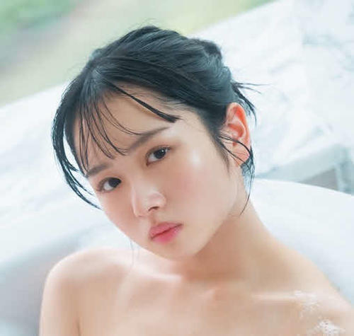 日向坂46上村ひなのがファースト写真集「そのままで」で披露しているお風呂カット