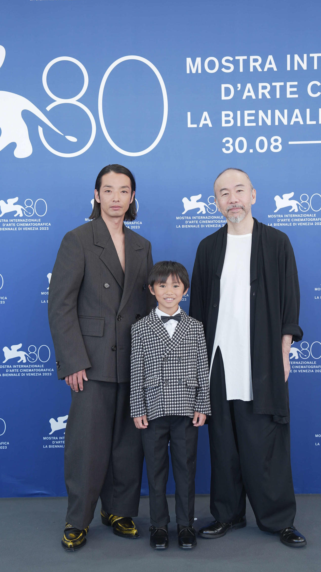 ベネチア映画祭オリゾンティ部門に出品された「ほかげ」の、左から森山未來、塚尾桜雅、塚本晋也監督