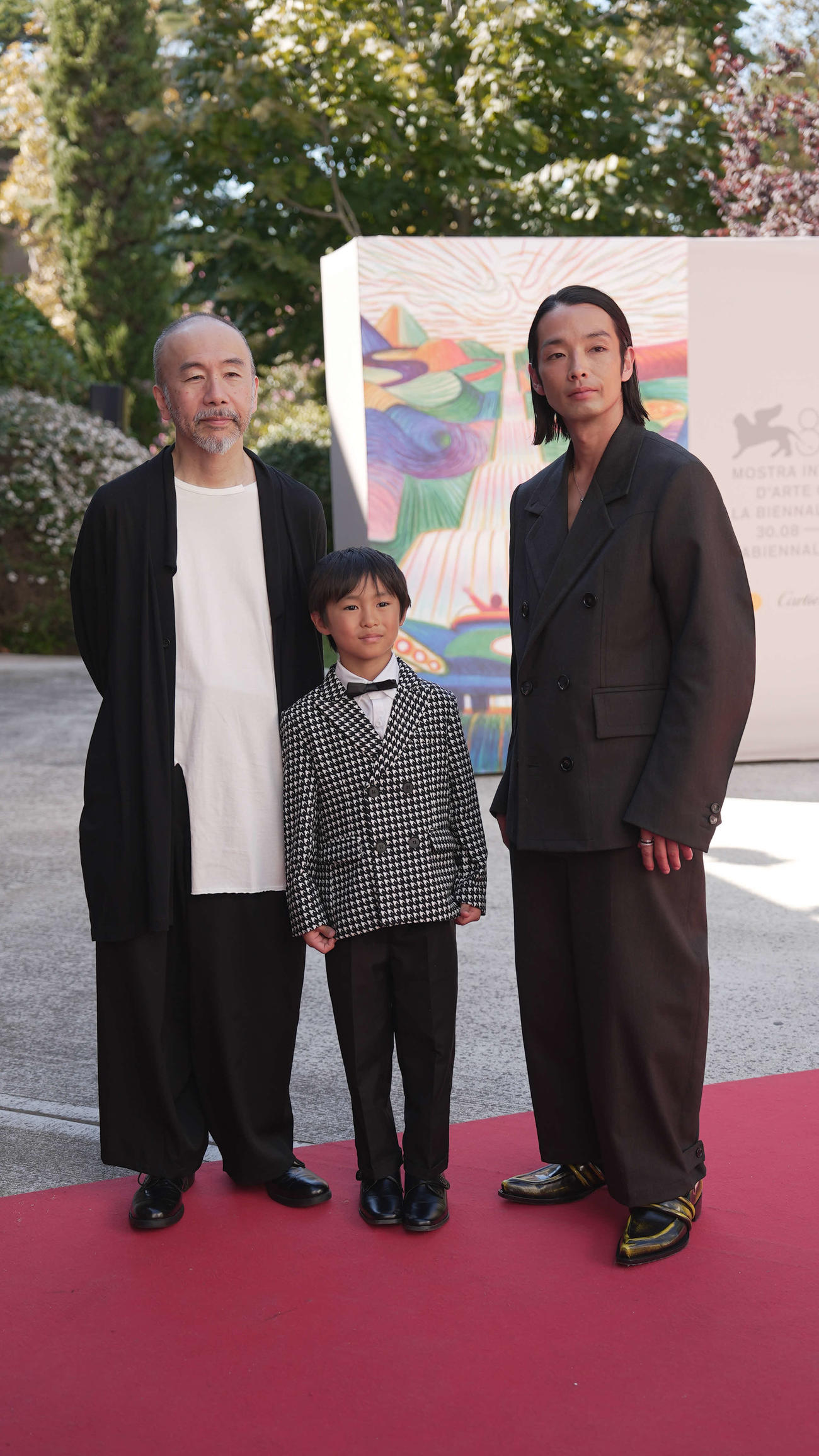 ベネチア映画祭オリゾンティ部門に出品された「ほかげ」の、左から塚本晋也監督、塚尾桜雅、森山未來