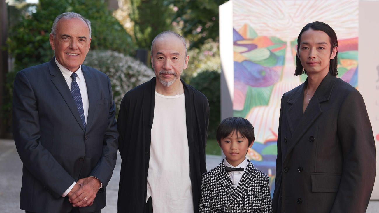 ベネチア映画祭オリゾンティ部門に出品された「ほかげ」の、左2人目から塚本晋也監督、塚尾桜雅、森山未來