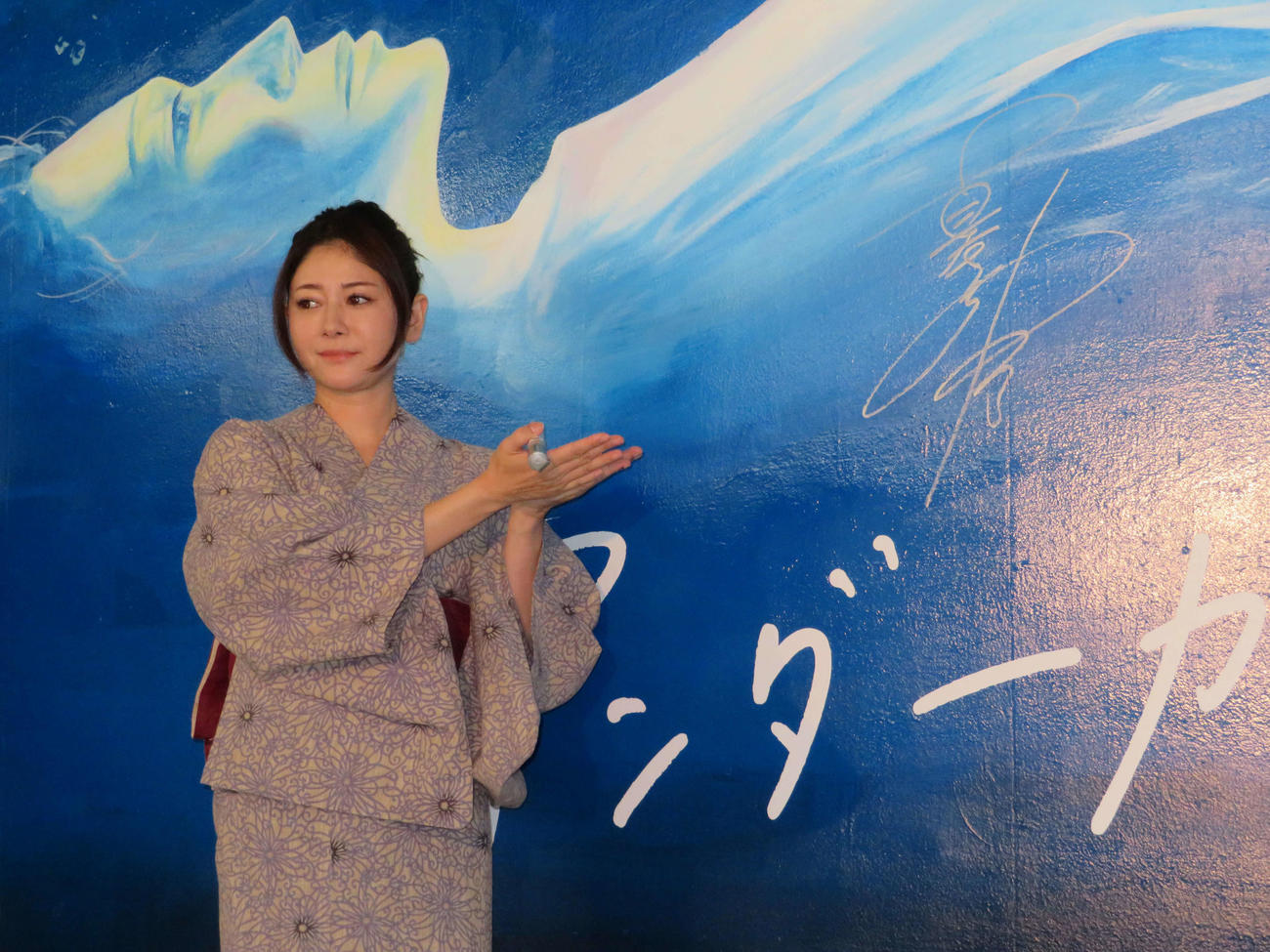 映画「アンダーカレント」アンダーカレント湯オープン記念イベントで、銭湯に描かれた自らのペンキ絵の脇にサインした真木よう子（撮影・村上幸将）