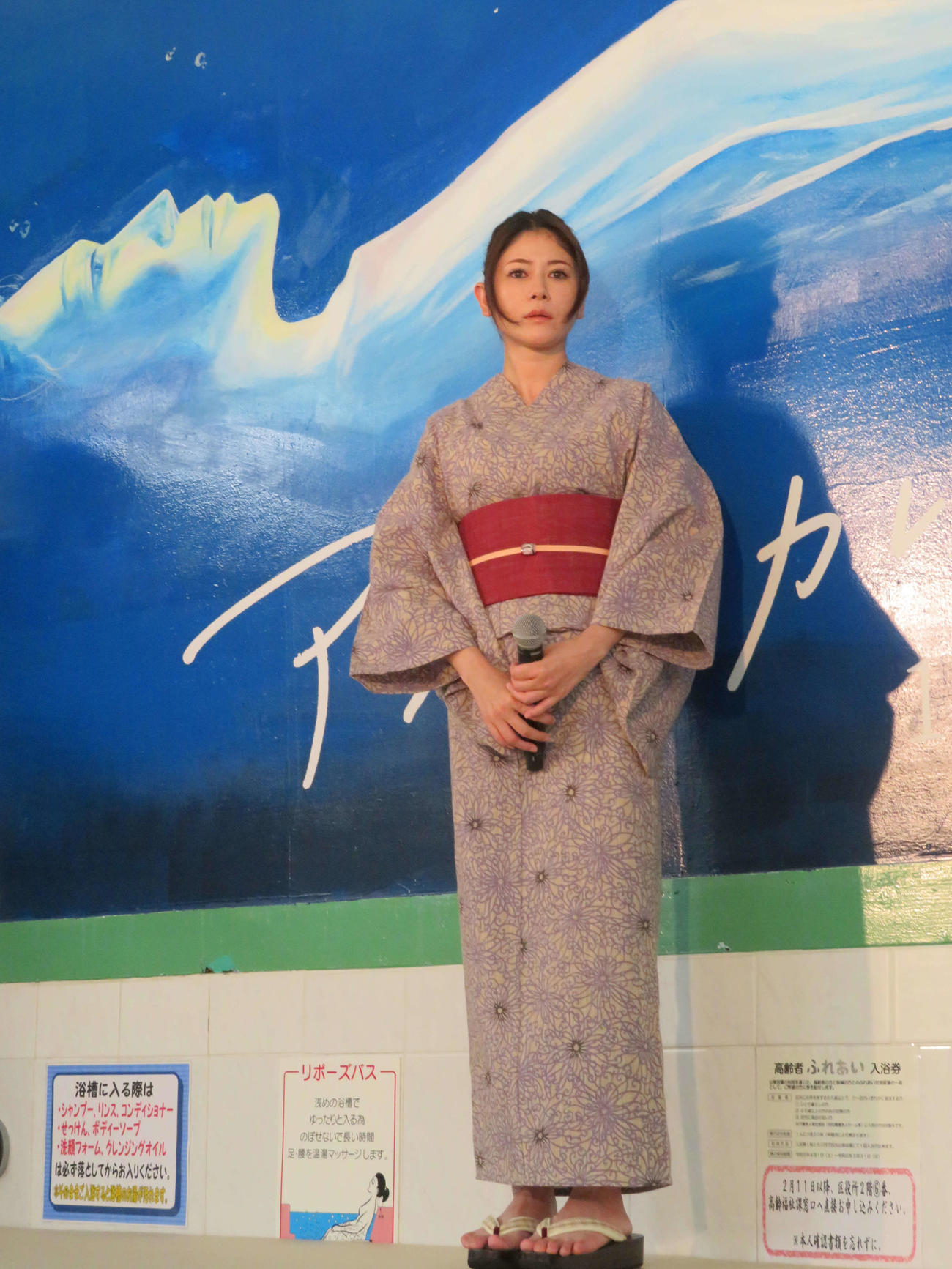 映画「アンダーカレント」アンダーカレント湯オープン記念イベントで、銭湯に描かれた自らのペンキ絵を背にした真木よう子（撮影・村上幸将）