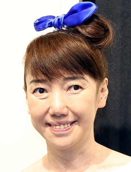 「タイタンの学校　書道展」で展示された作品を背にポーズをとる太田光代氏（撮影・浅見桂子）