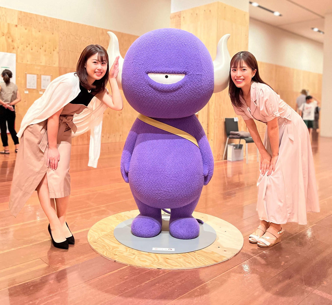 同僚の西尾ひろみアナ（左）と。真ん中のキャラクターの名前は「アイツ」です