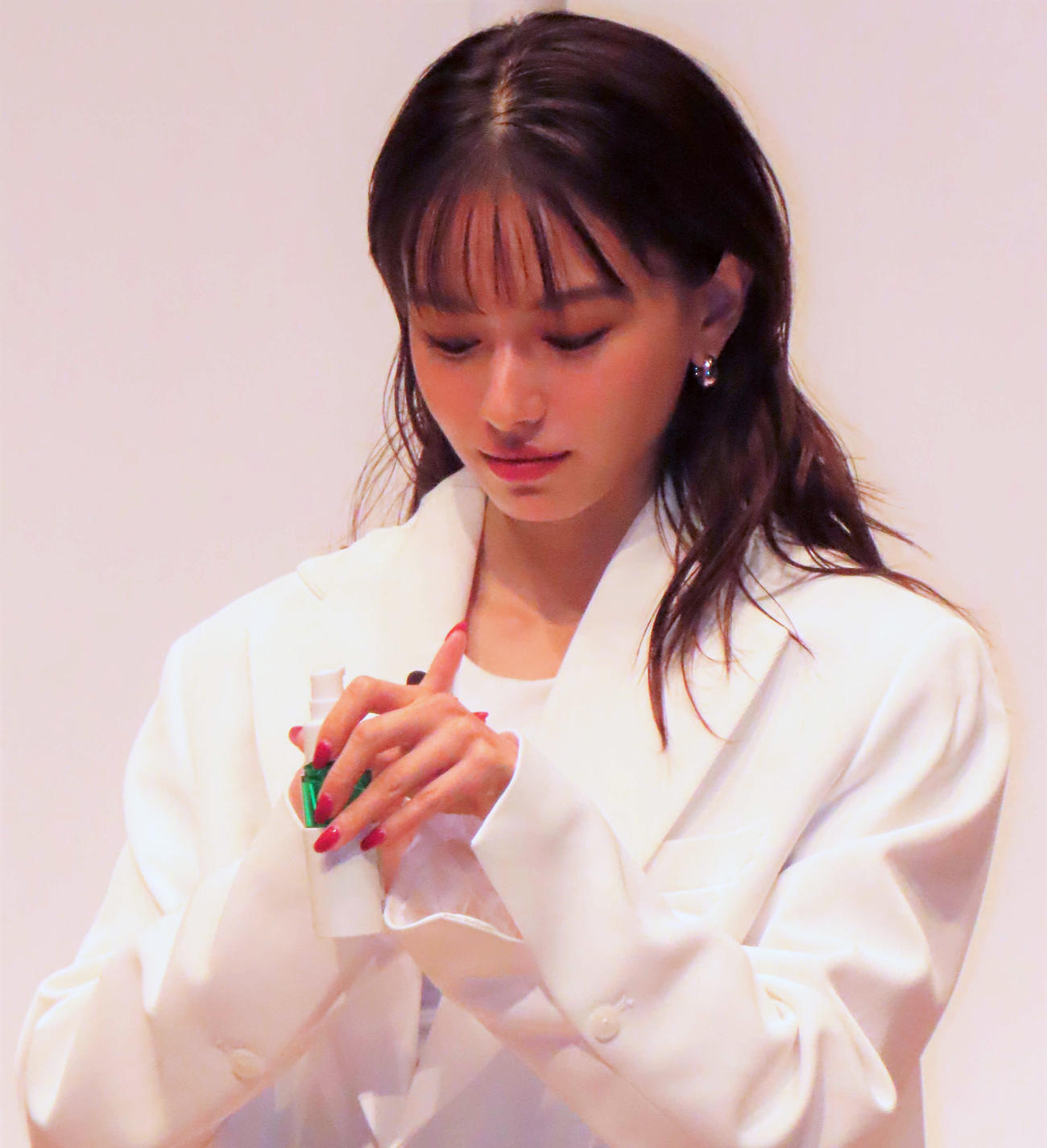 アンレーベルラボの美容液を試す山本舞香