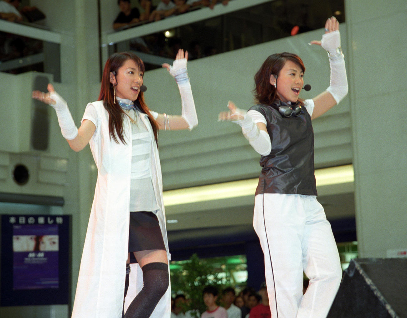 チェキッ娘時代の藤岡麻美（左）。右は小林裕美（1999年撮影）