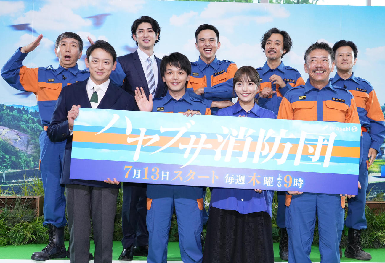 ドラマ「ハヤブサ消防団」に出演する、前列左から山本耕史、中村倫也、川口春奈、生瀬勝久。後列左から梶原善、古川雄大、満島真之介、岡部たかし、橋本じゅん（2023年7月撮影）