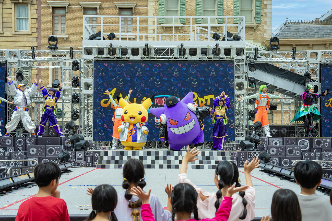 「ポケモン・ジャンピン・ハロウィーン・パーティ」のプレスプレビューに登場したDJピカチュウ（中央左）とDJゲンガー（中央右）