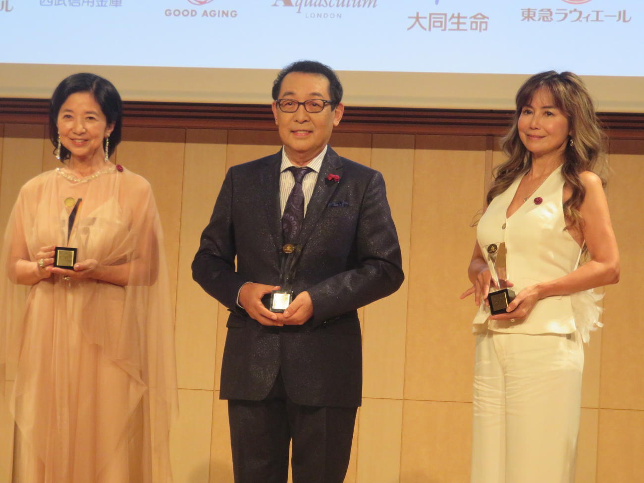 グッドエイジャー賞を受賞した、左から宮崎美子、さだまさし、中村あゆみ