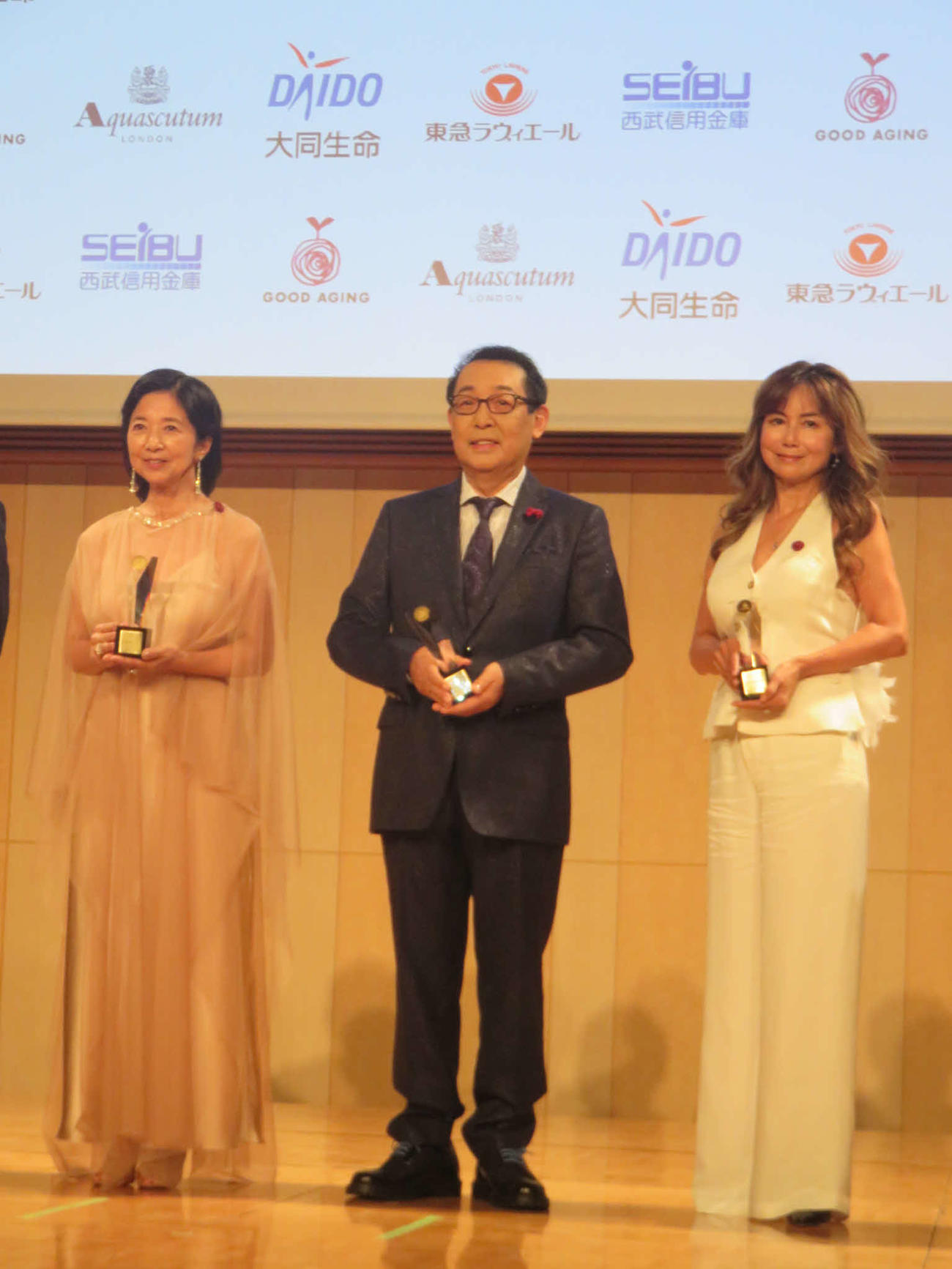 グッドエイジャー賞を受賞したさだまさし（中）。左は宮崎美子、右は中村あゆみ