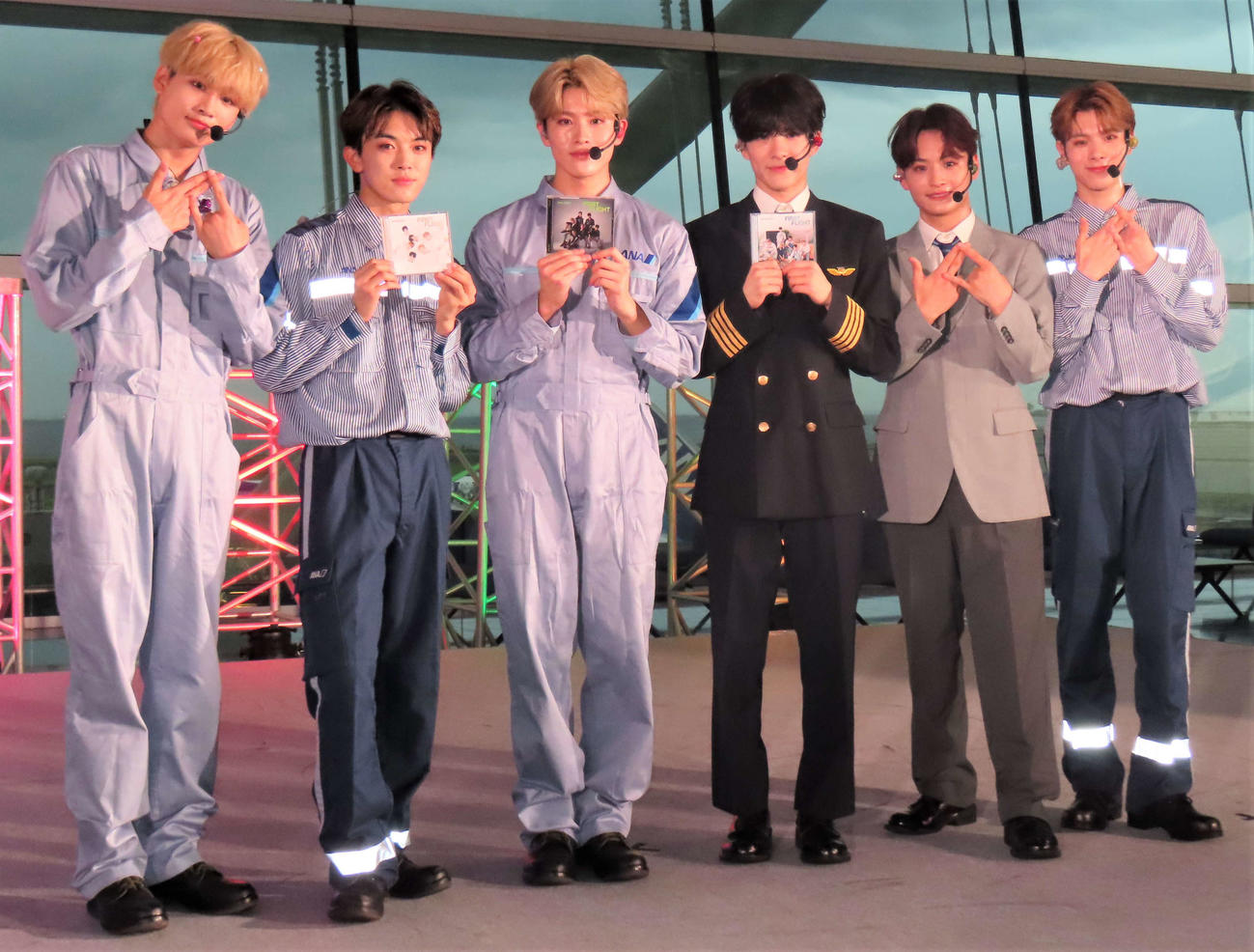 「First Flight」リリース記念イベントを行ったDXTEEN。左から田中笑太郎、平本健、大久保波留、谷口太一、寺尾香信、福田歩汰
