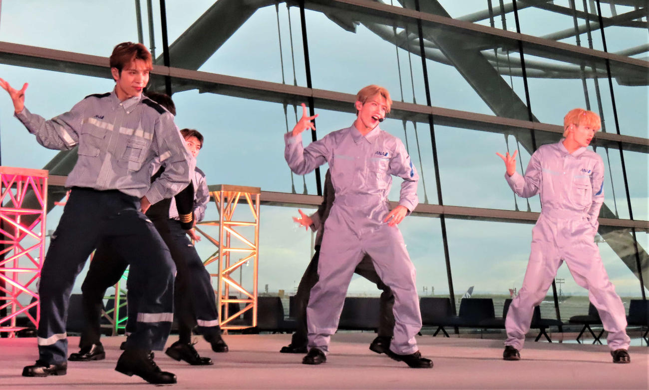 「First Flight」リリース記念イベントでパフォーマンスするDXTEEN。左から福田歩汰、大久保波留、田中笑太郎