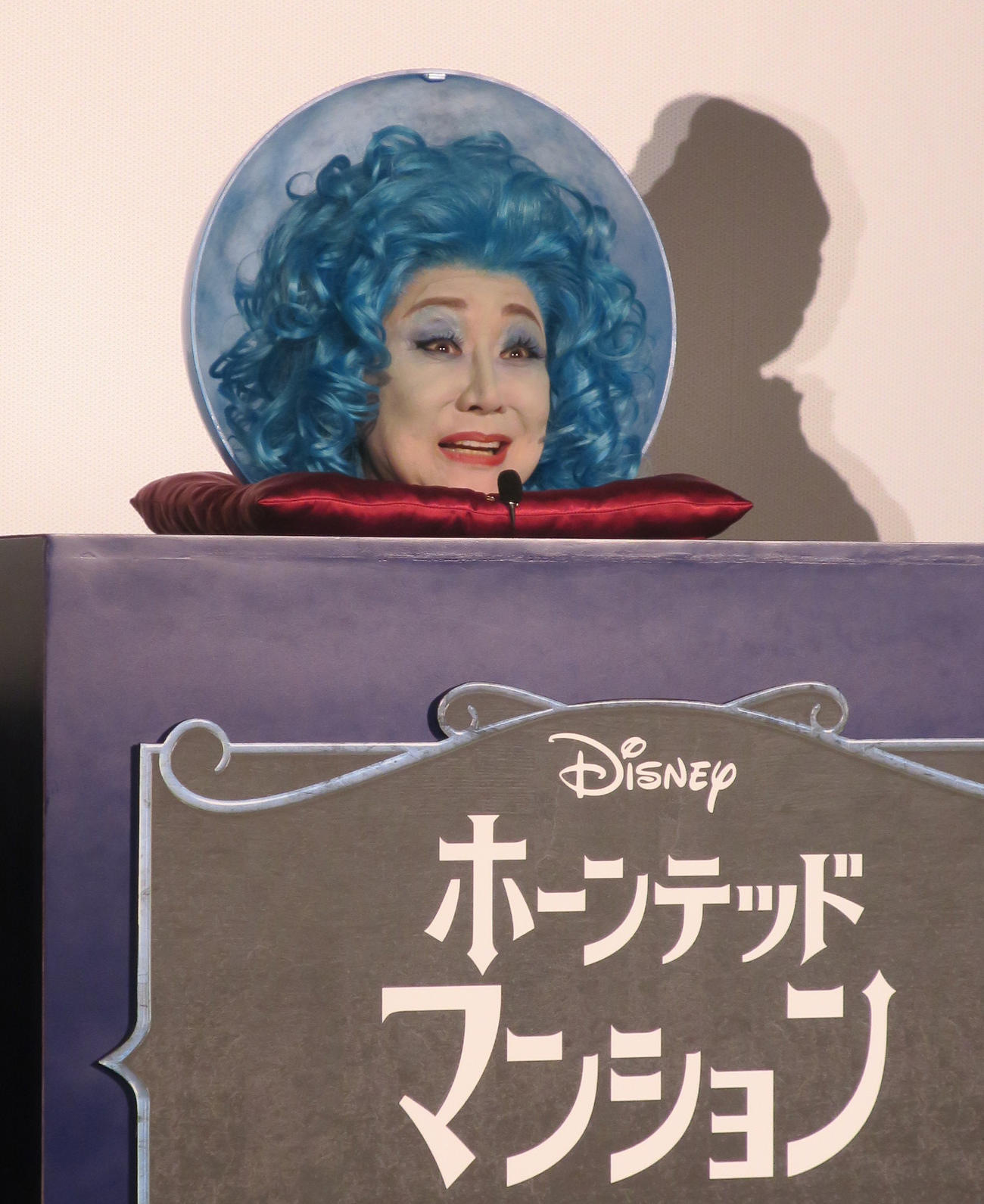 映画「ホーンテッドマンション」大ヒット公開記念ハロウィーンイベントに“水晶玉の女”として登場した小林幸子