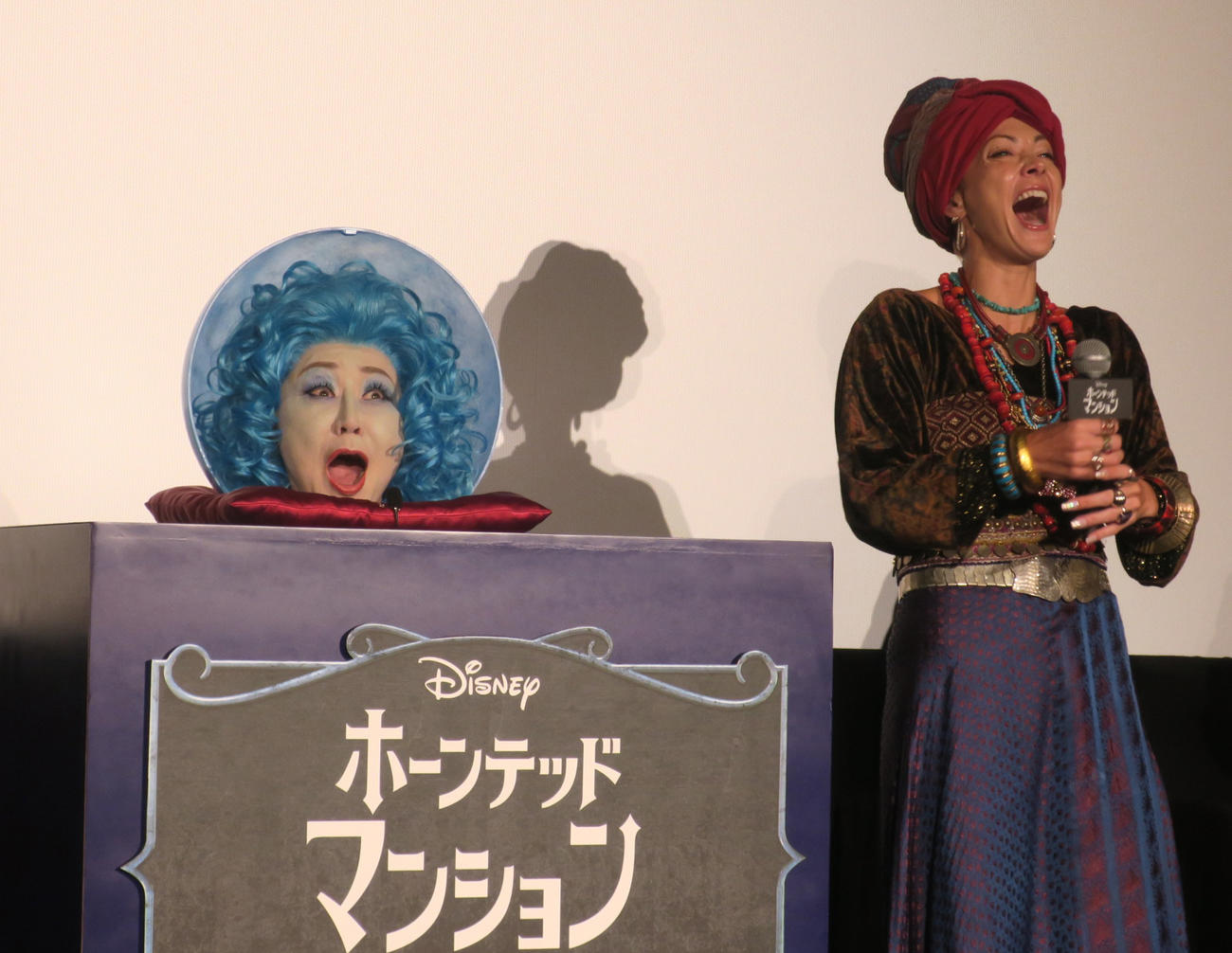 映画「ホーンテッドマンション」大ヒット公開記念ハロウィーンイベントで。左から、小林幸子、土屋アンナ