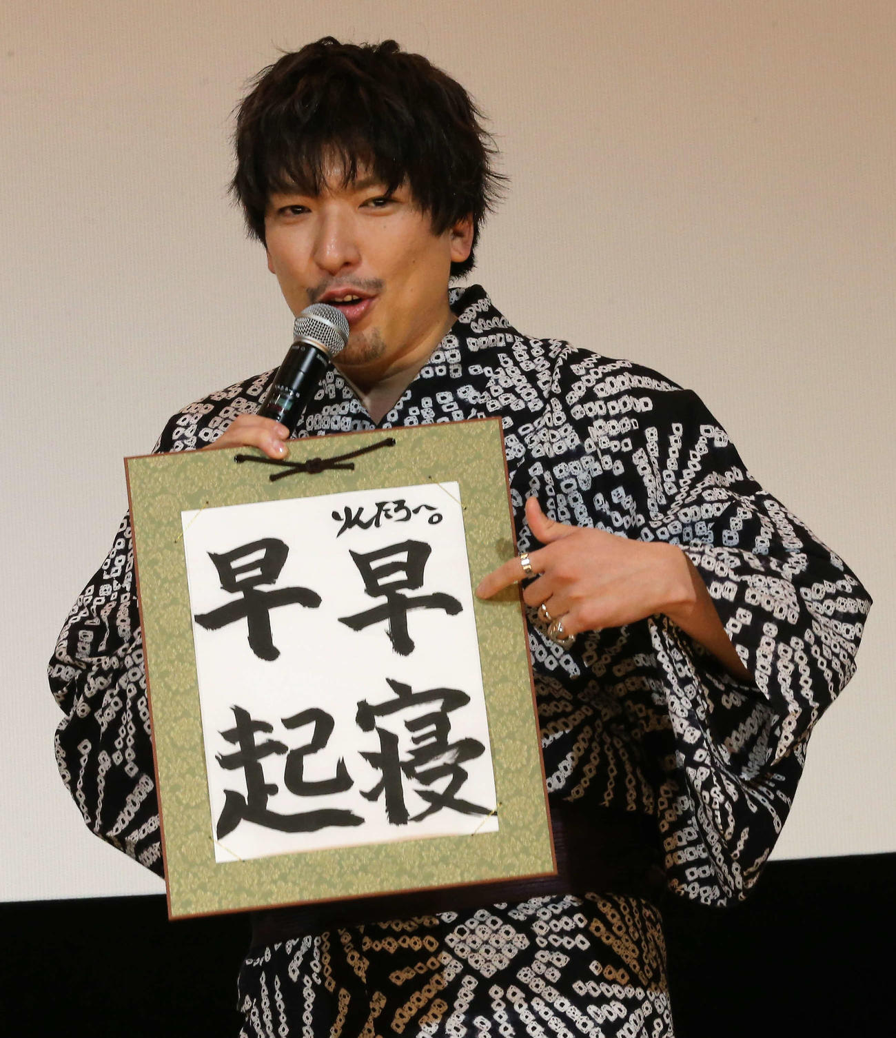 「Gメン　大ヒット御礼舞台あいさつ」で四字熟語を披露するりんたろー。