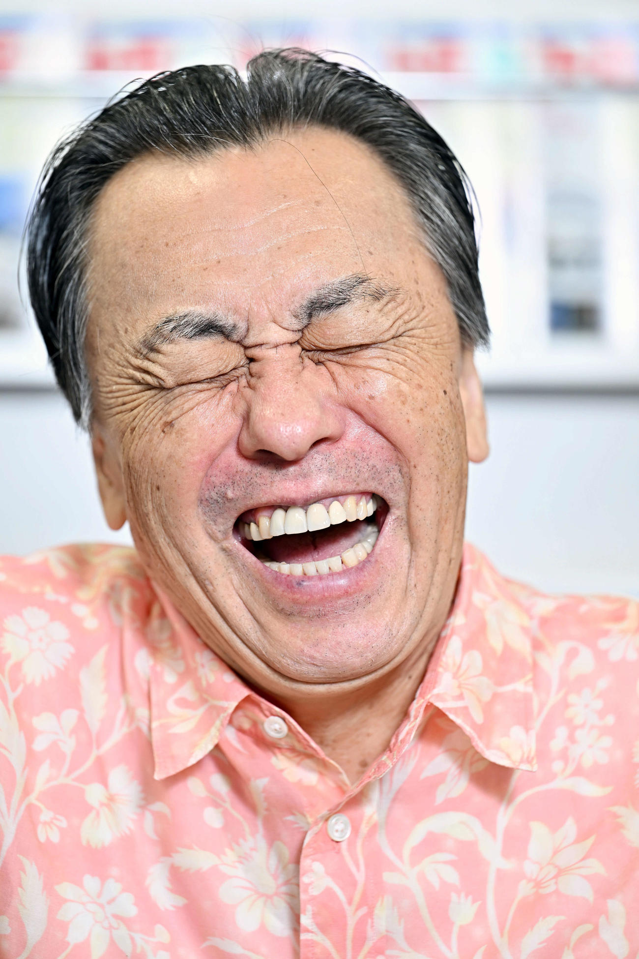 インタビューで笑顔を見せる佐藤B作（撮影・滝沢徹郎）