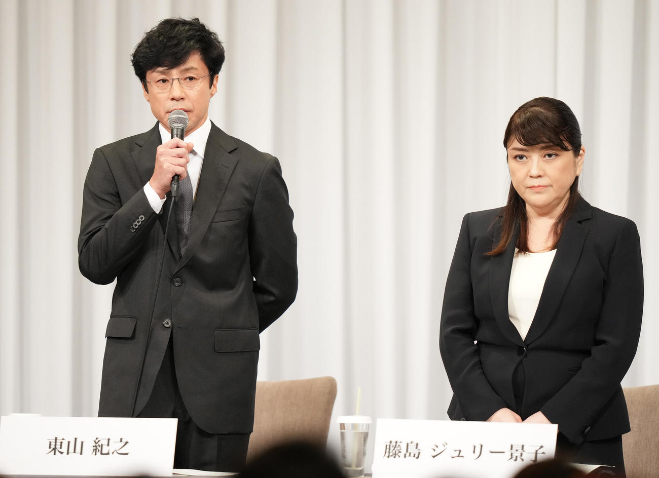 記者会見に登壇した東山紀之（左）と藤島ジュリー景子氏（撮影・鈴木みどり）