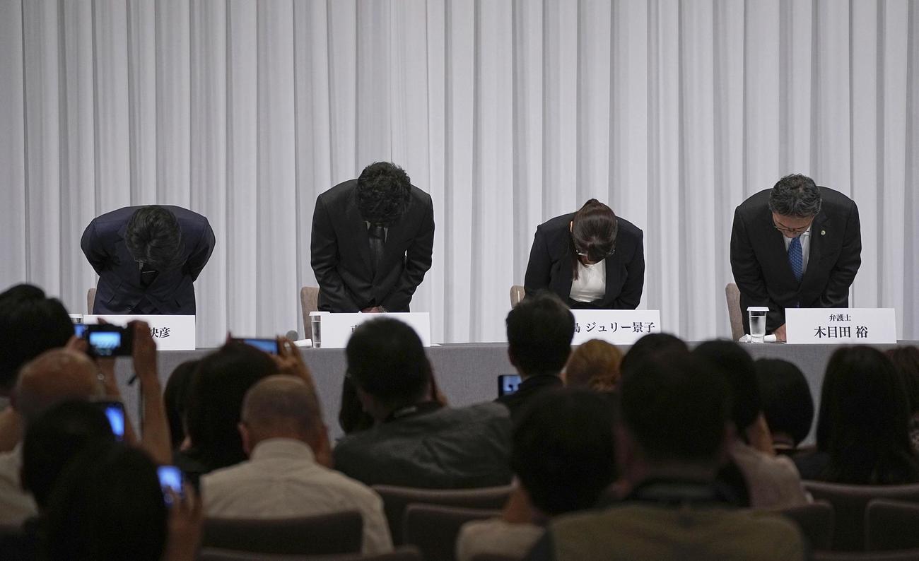 ジャニーズ事務所のジャニー喜多川元社長による性加害問題で頭を下げる（左から）井ノ原快彦氏、東山紀之社長、藤島ジュリー景子前社長ら（共同）