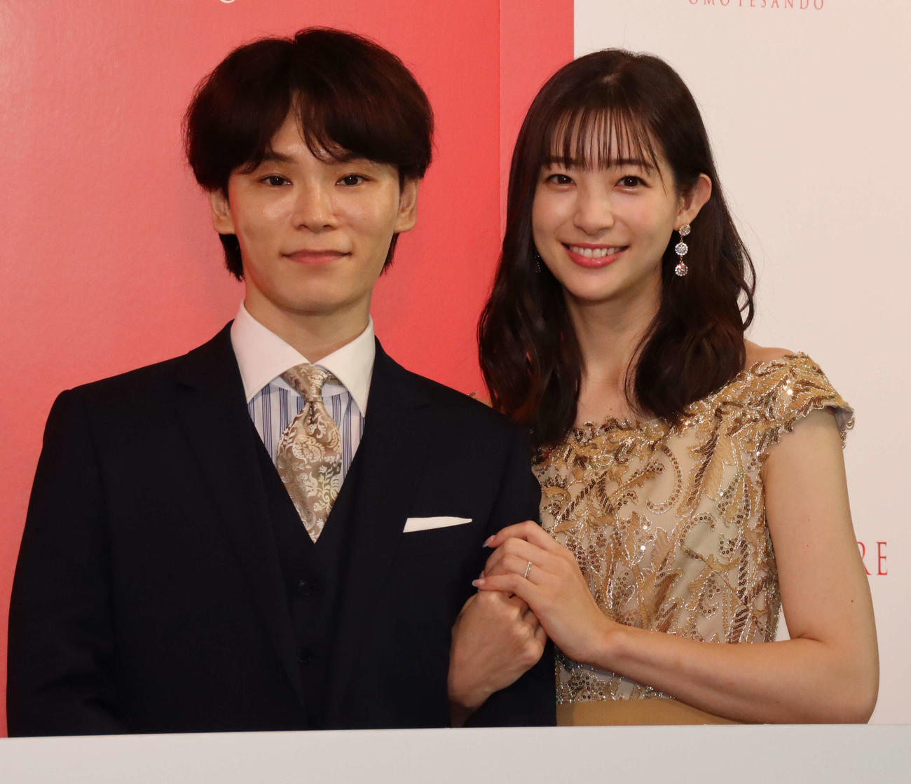 アニヴェルセル表参道のリニューアルオープン発表会に出席したTATSU（左）、足立梨花