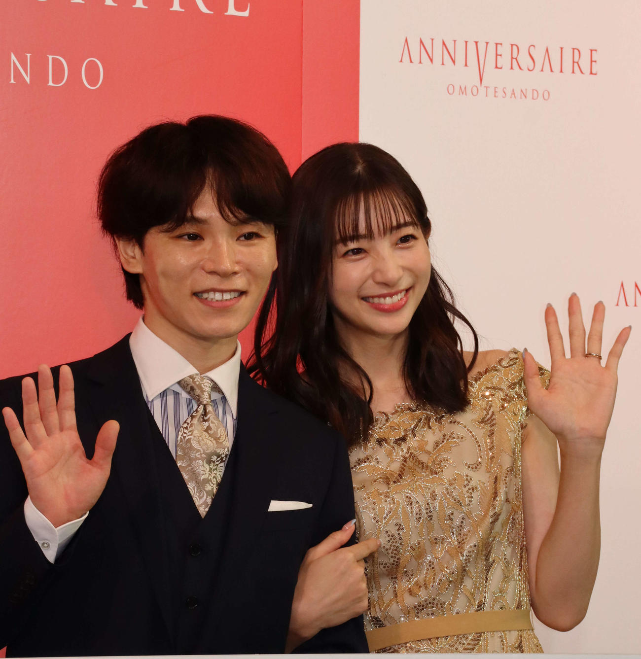 アニヴェルセル表参道のリニューアルオープン発表会に出席したTATSU（左）、足立梨花