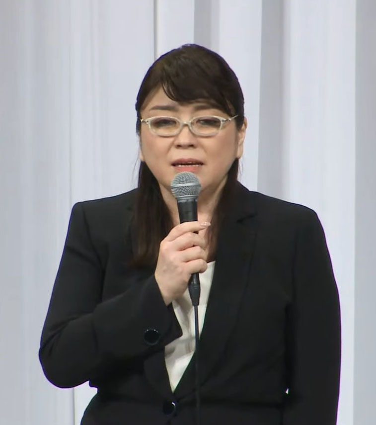 ジャニーズ事務所のジャニー喜多川元社長による性加害問題で、記者会見する藤島ジュリー景子前社長（共同）