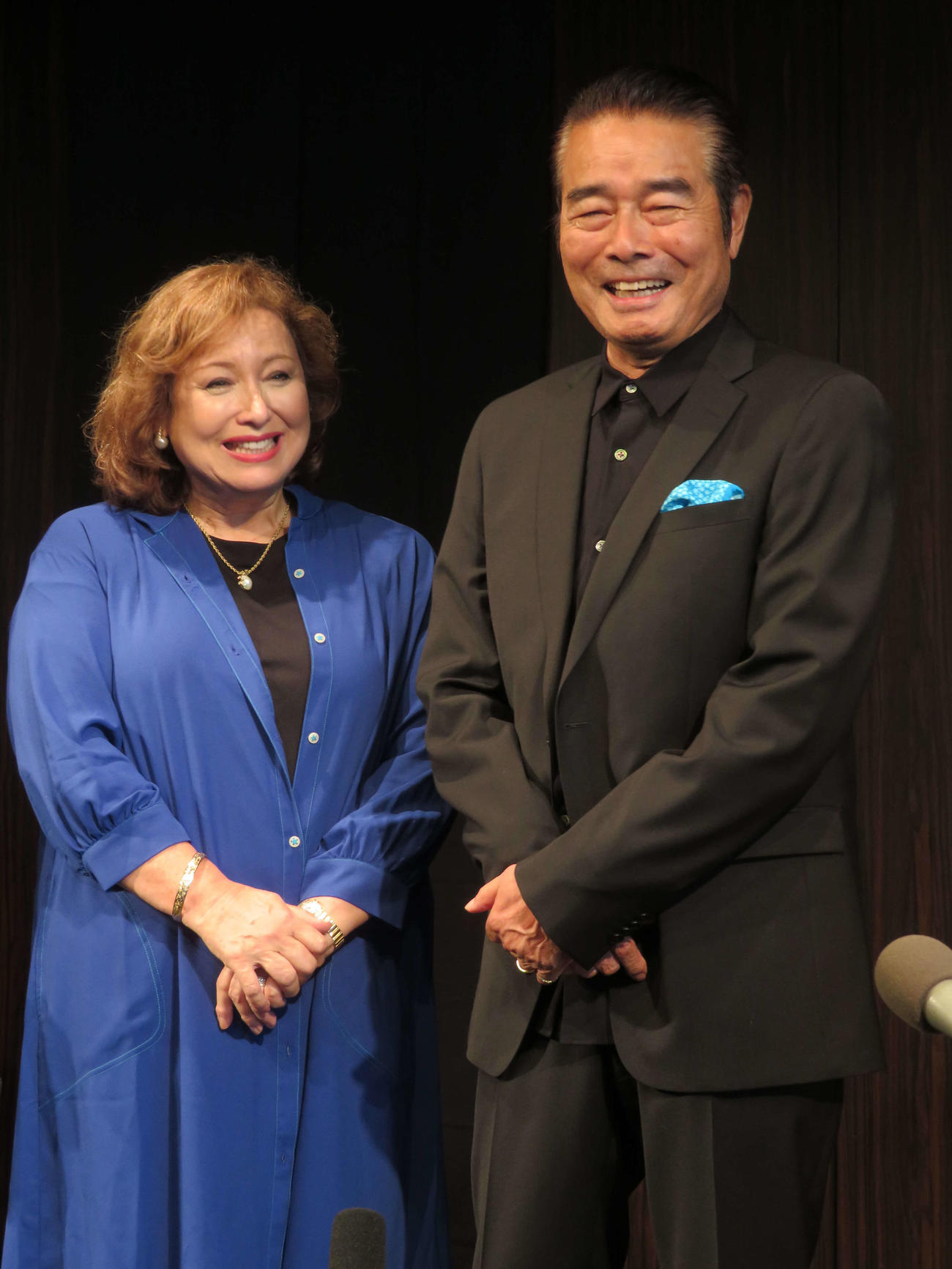 舞台「太陽にほえたら…」製作発表後に囲み取材に応じる、キャシー中島、勝野洋負債（撮影・村上幸将）