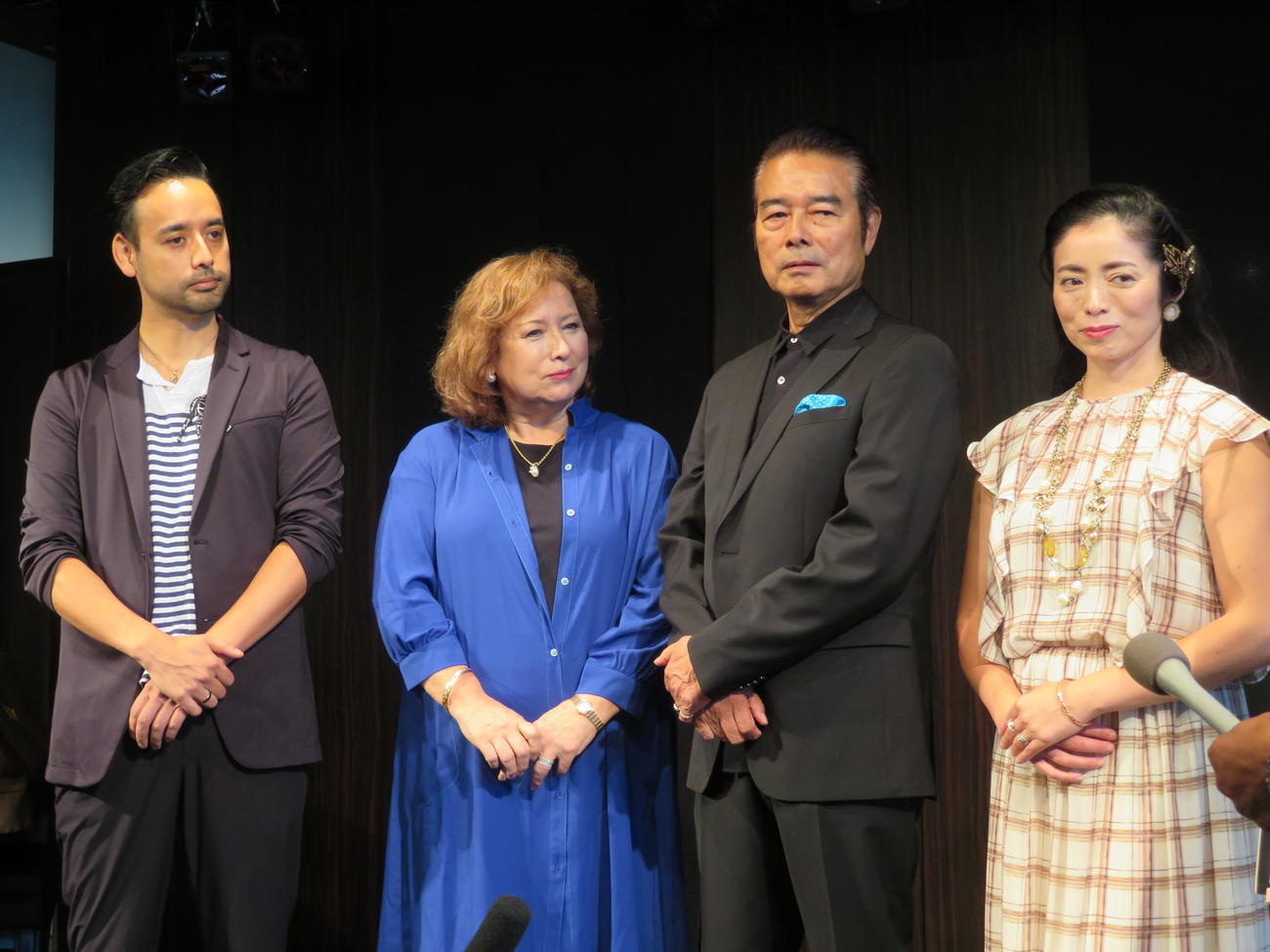舞台「太陽にほえたら…」製作発表後に囲み取材に応じる、左から洋輔、キャシー中島、勝野洋、勝野雅奈恵の勝野ファミリー（撮影・村上幸将）