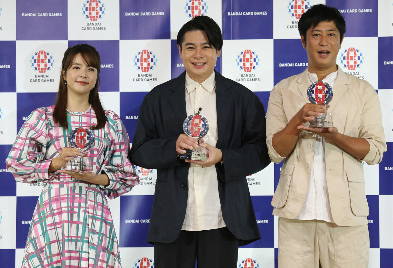 「ドラゴンボール　スーパーカードゲーム発表会」に出席する、左から久代萌美、吉村崇、尾形貴弘