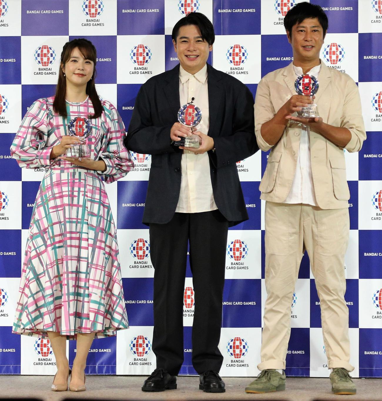 「ドラゴンボール　スーパーカードゲーム発表会」に出席する、左から久代萌美、吉村崇、尾形貴弘