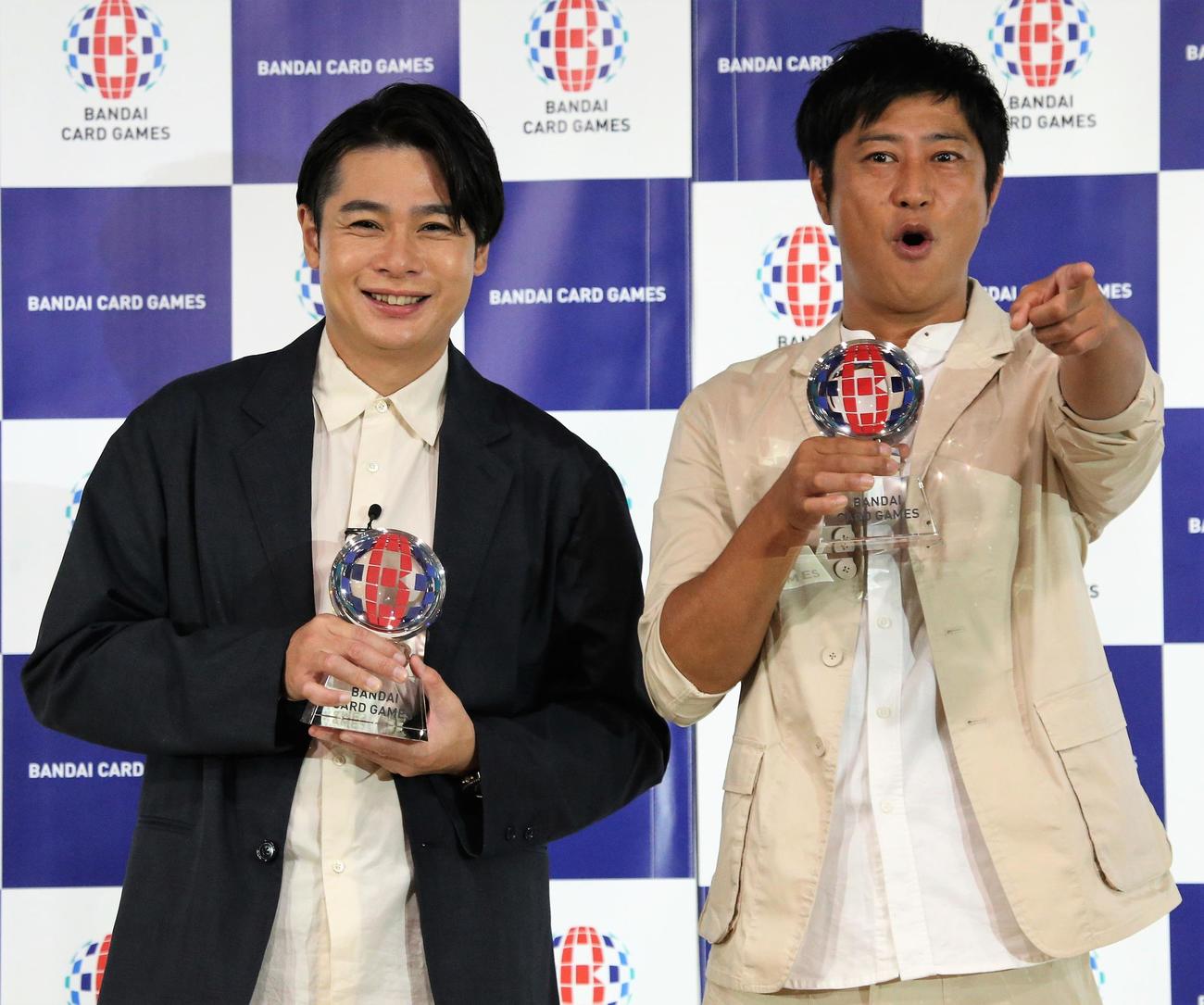 「ドラゴンボール　スーパーカードゲーム発表会」に出席する吉村崇（左）、尾形貴弘