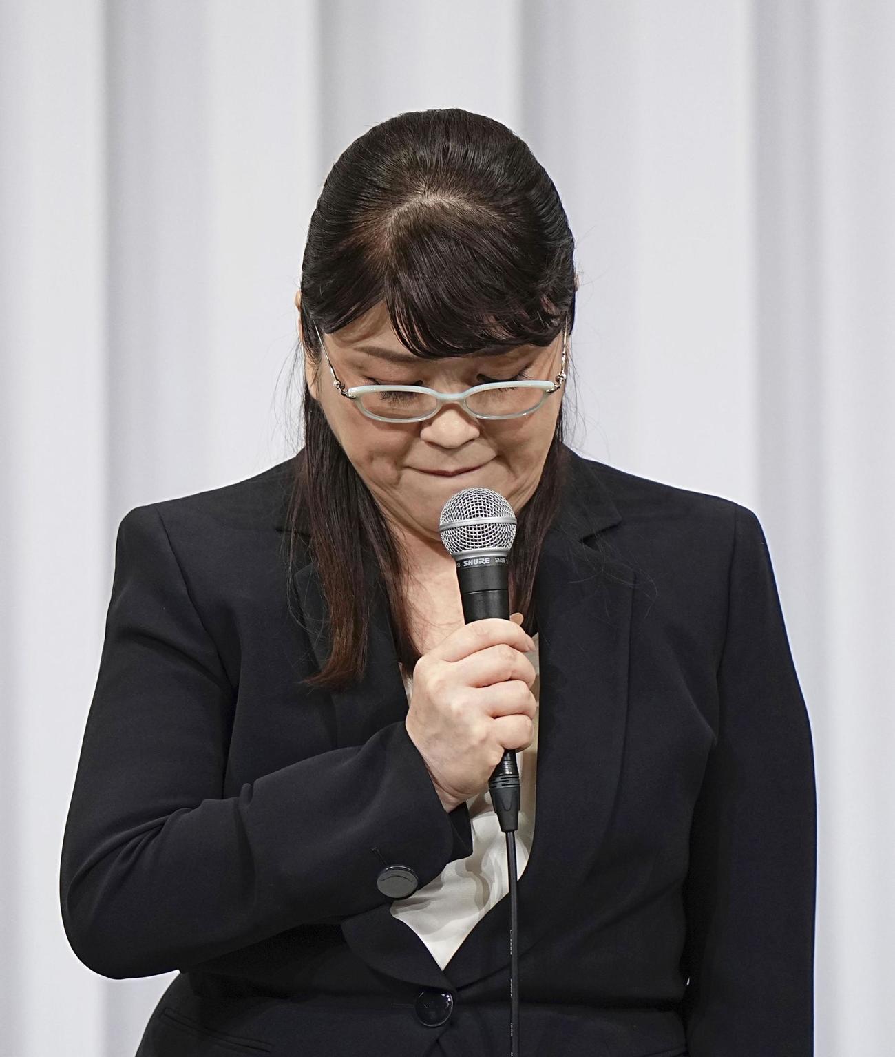 ジャニーズ事務所のジャニー喜多川元社長による性加害問題で記者会見し、うつむく藤島ジュリー景子前社長（共同）