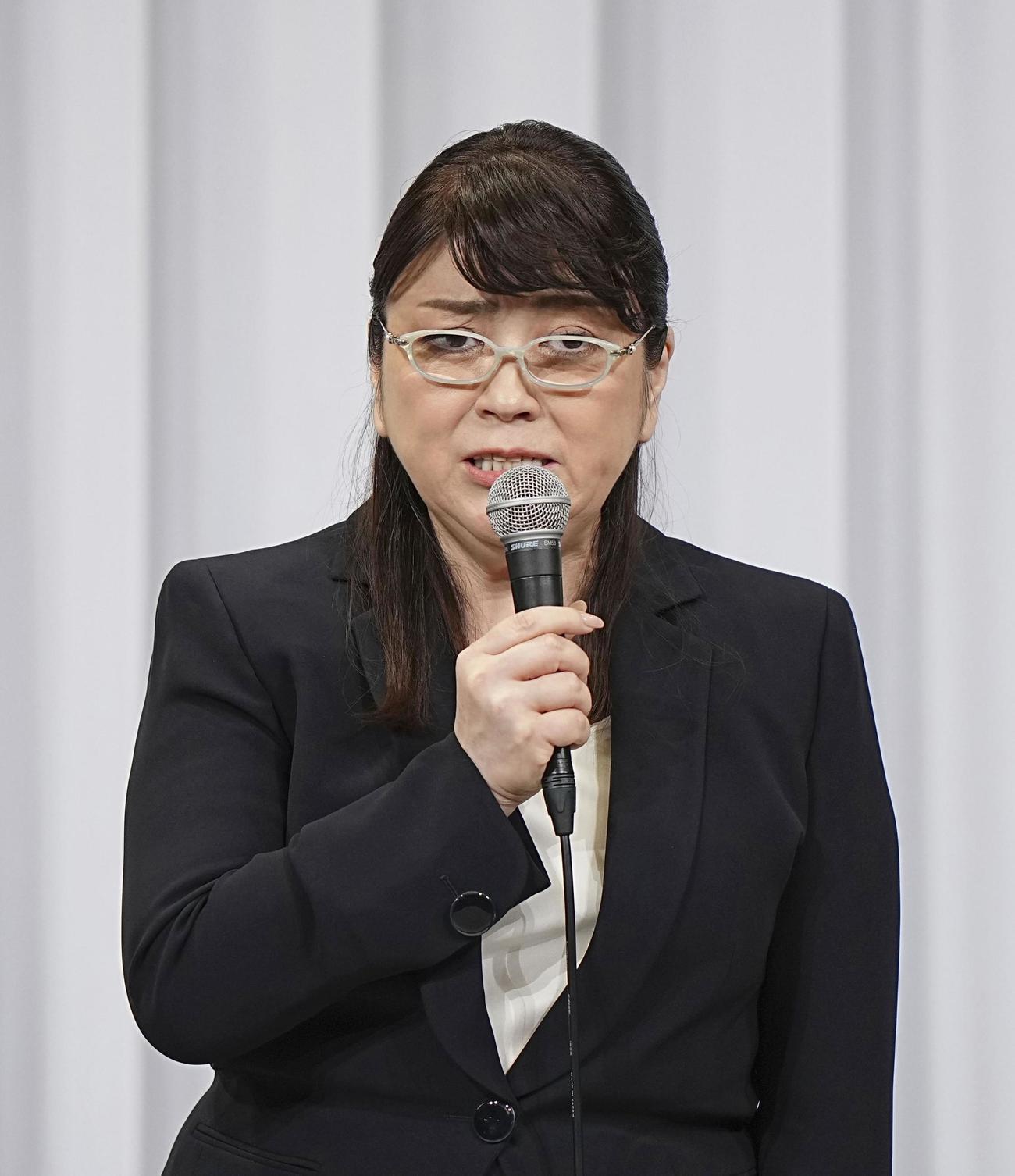ジャニーズ事務所のジャニー喜多川元社長による性加害問題で、記者会見する藤島ジュリー景子前社長（共同）