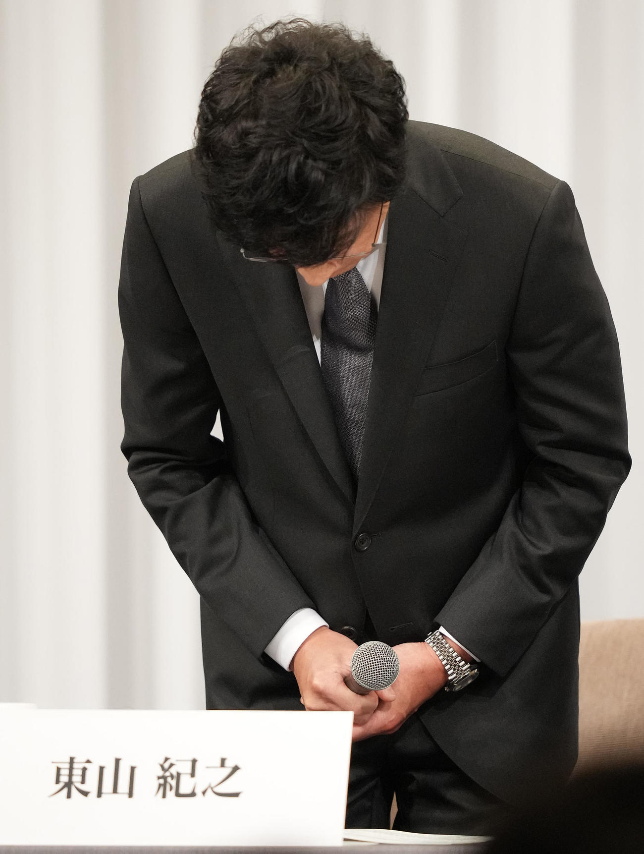 記者会見に登壇し、一礼する東山紀之（撮影・鈴木みどり）