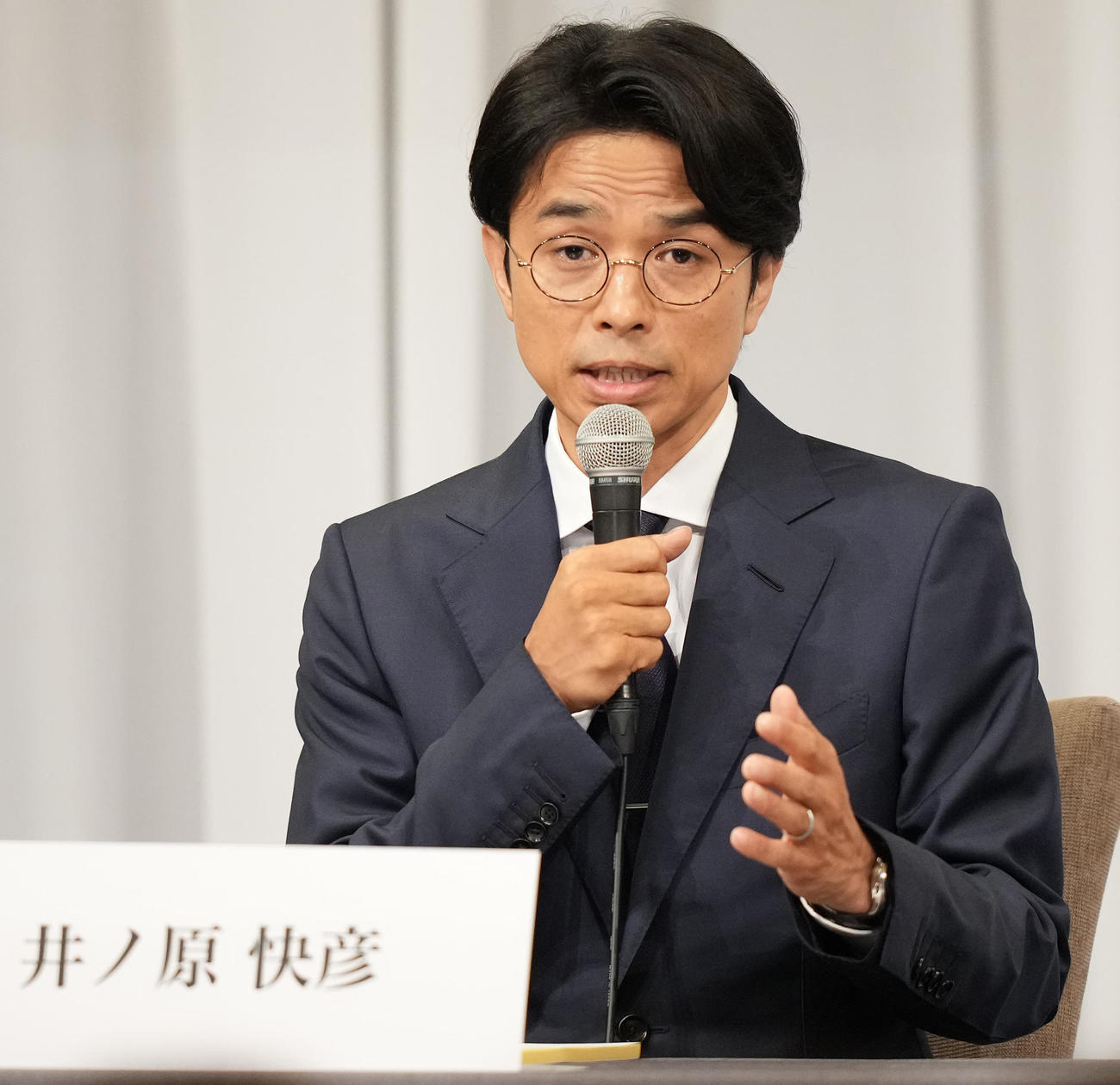 記者会見に登壇し話す井ノ原快彦（撮影・鈴木みどり）