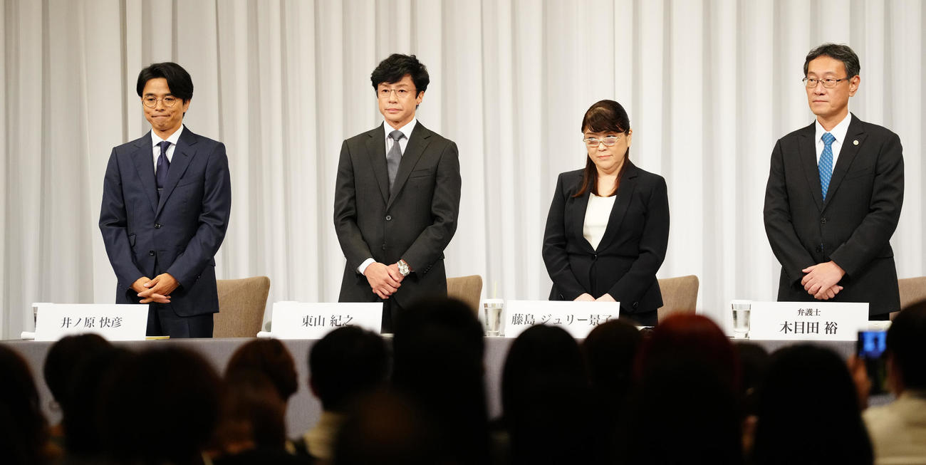 記者会見に登壇した、左から井ノ原快彦、東山紀之、藤島ジュリー景子氏、木目田裕弁護士（撮影・鈴木みどり）