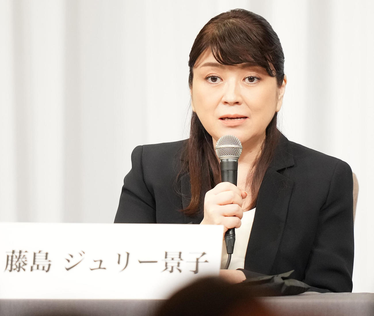 記者会見で質問に答える藤島ジュリー景子氏（撮影・鈴木みどり）