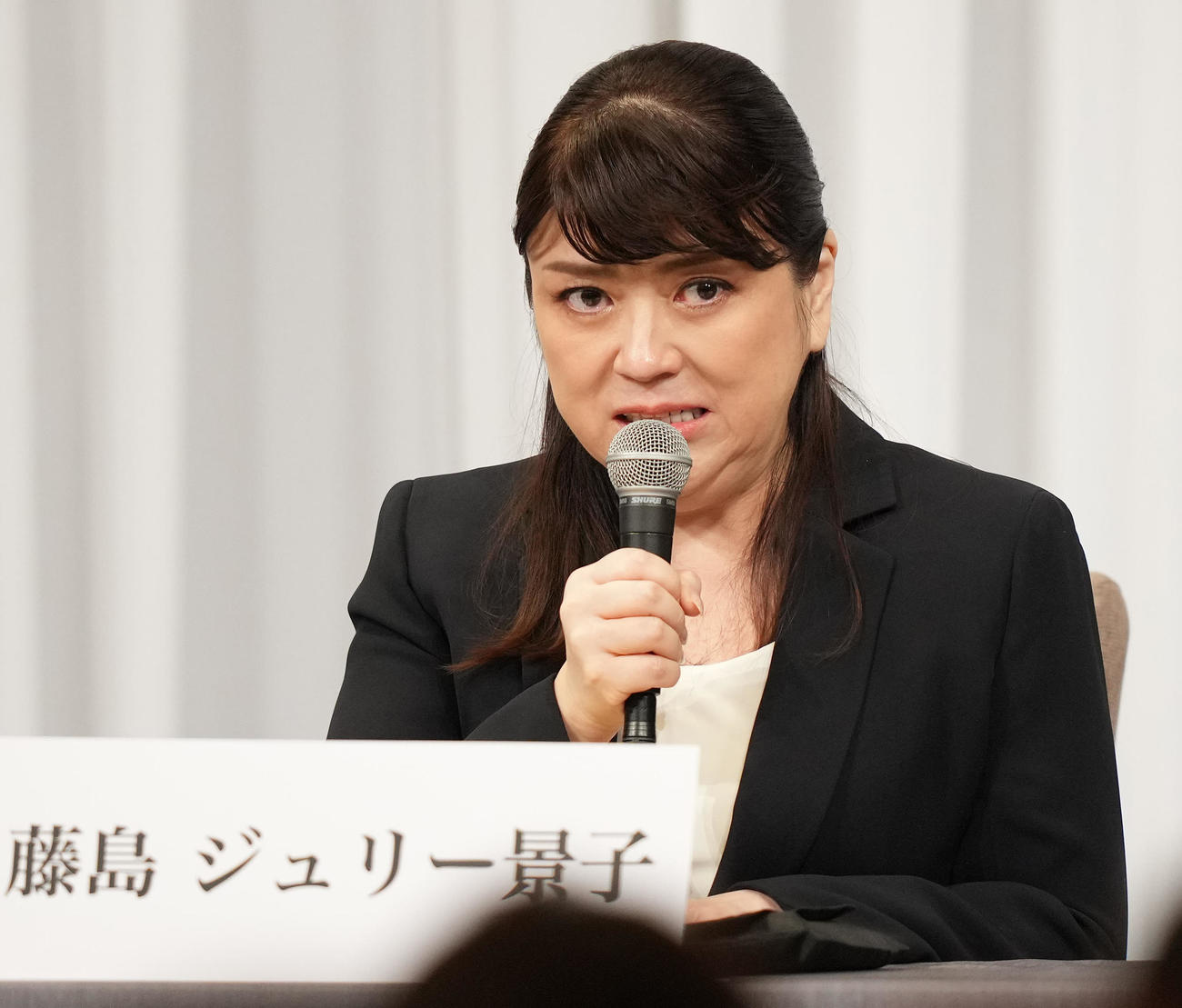 記者会見で声を詰まらせながら質問に答える藤島ジュリー景子氏（撮影・鈴木みどり）