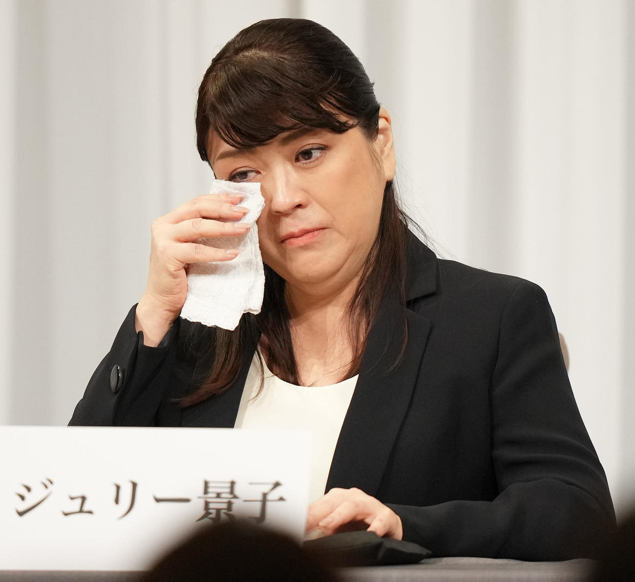 記者会見で涙を拭う藤島ジュリー景子氏（撮影・鈴木みどり）